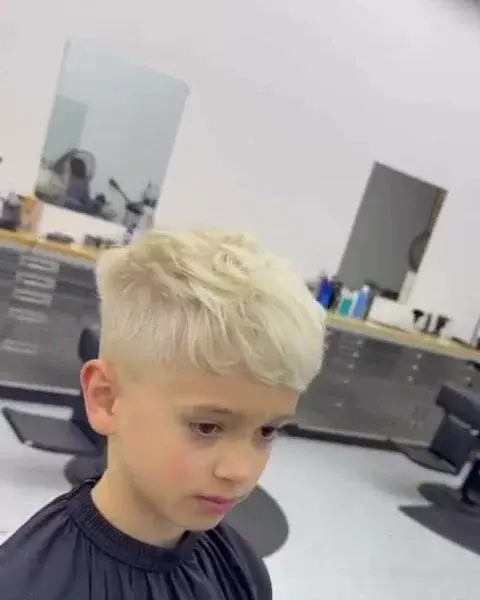 Corte de niño decolorado en rubio con fleco, hecho en EverCutz