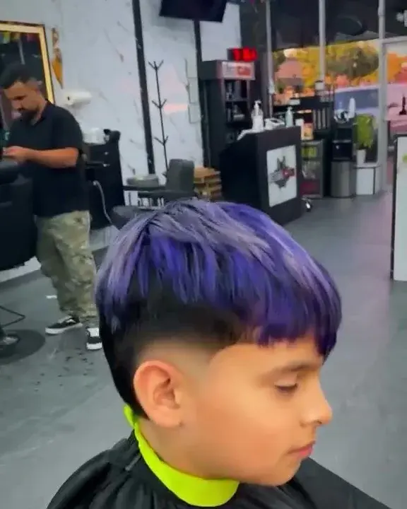 Crop de niño con color morado y un fade bajo, hecho en EverCutz